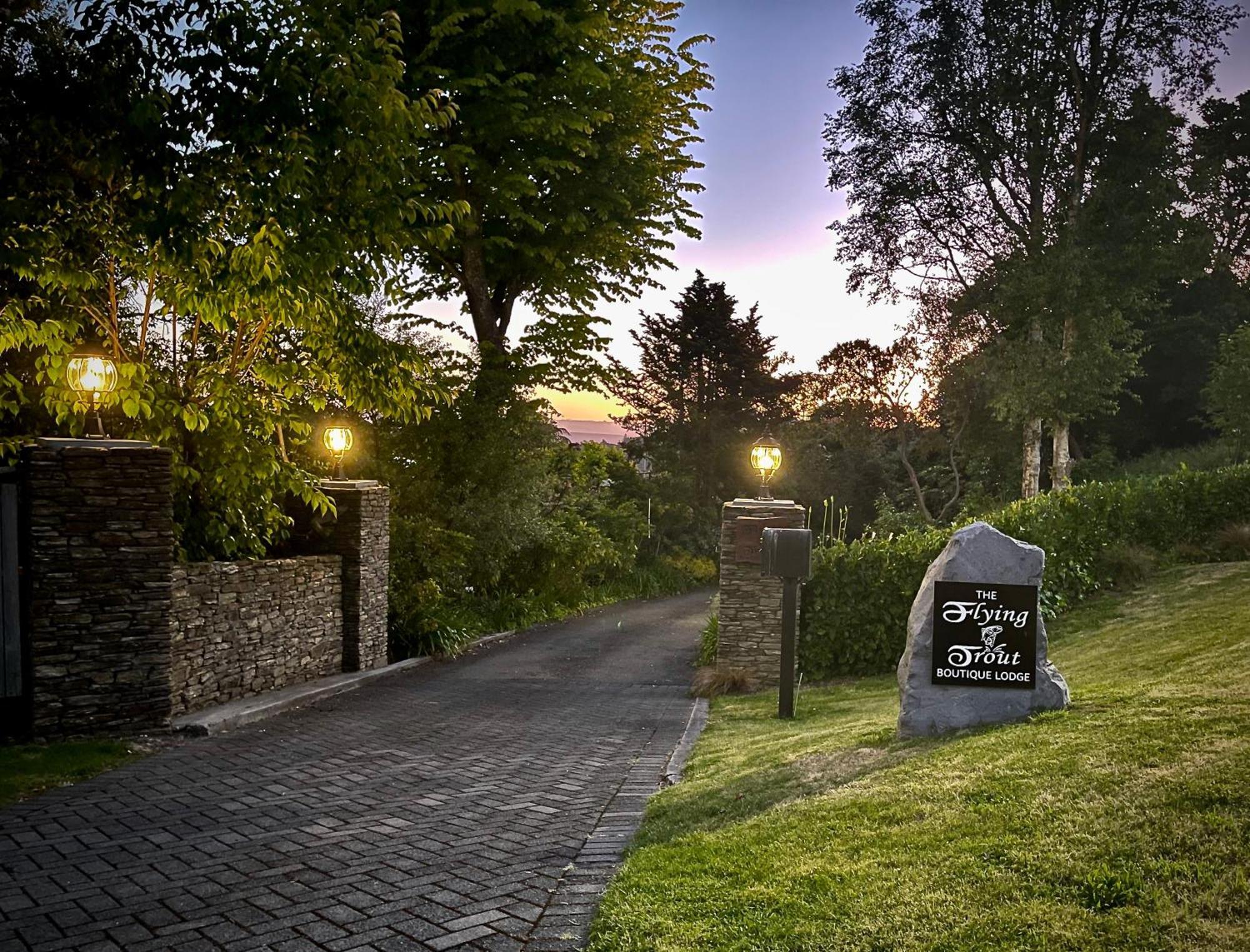 אגם טאופו The Flying Trout Boutique Lodge מראה חיצוני תמונה